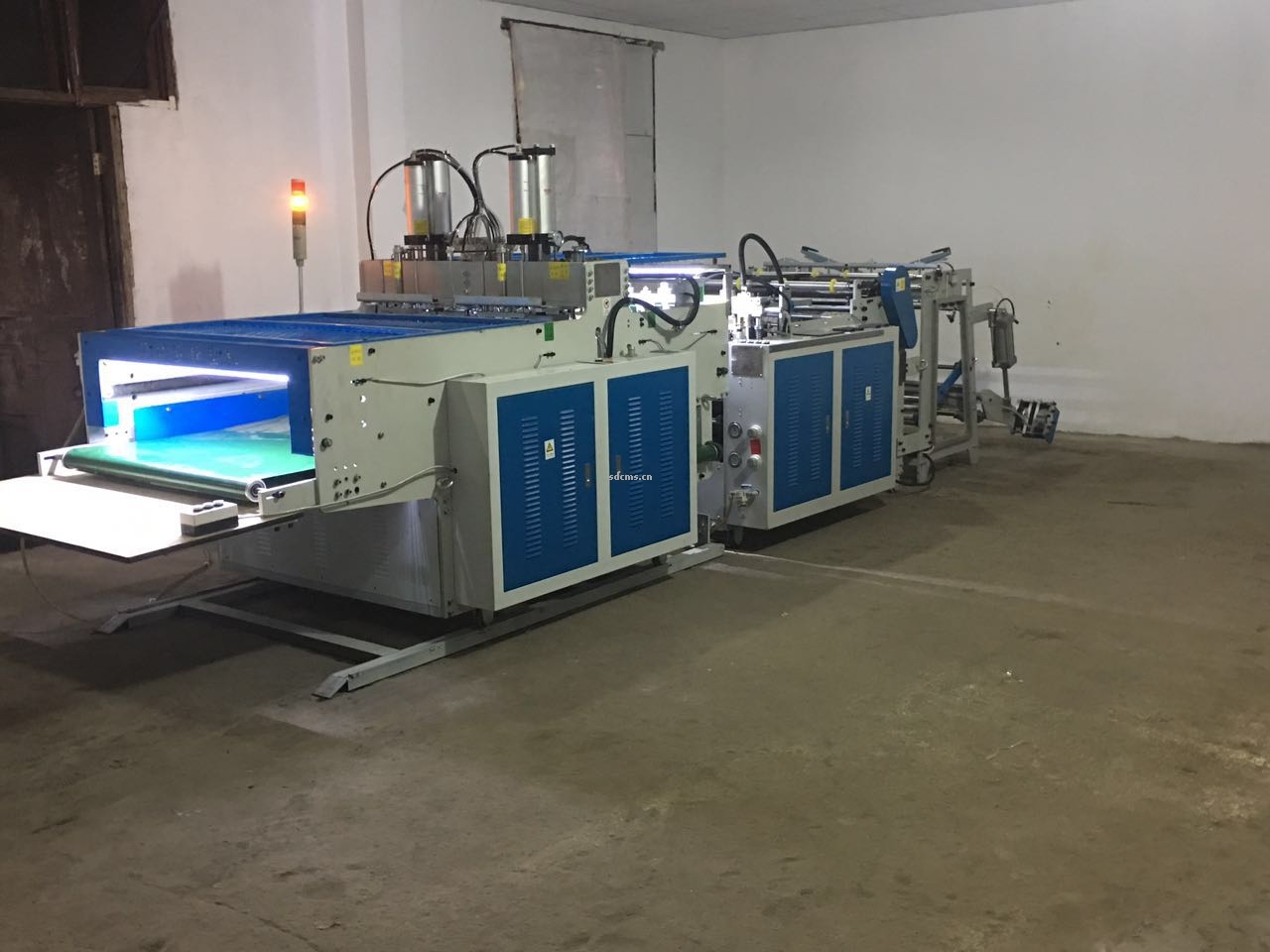 超高速制袋機 超市購物袋制袋機一、特點：本機以HDPE、LDPE筒膜為原料，是制作超市袋、背心袋、馬甲袋、市場袋的理想設備，本機具有節(jié)省人工、降低成本、一次成型、故障率低、產(chǎn)量高等特點，良好性能的色標跟蹤儀，使封切長度更準確，誤差更小。采用先進的電腦，長度調(diào)整方便，精確。