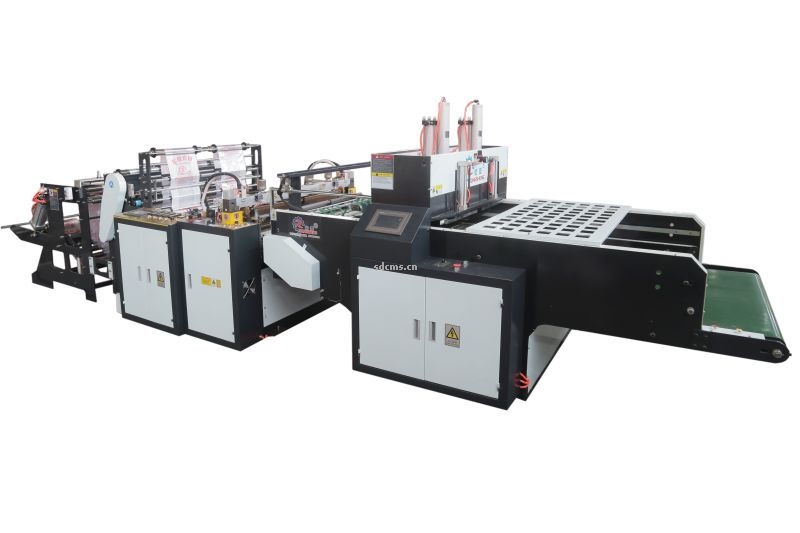 超高速制袋機 超市購物袋制袋機一、特點：本機以HDPE、LDPE筒膜為原料，是制作超市袋、背心袋、馬甲袋、市場袋的理想設備，本機具有節(jié)省人工、降低成本、一次成型、故障率低、產(chǎn)量高等特點，良好性能的色標跟蹤儀，使封切長度更準確，誤差更小。采用先進的電腦，長度調(diào)整方便，精確。